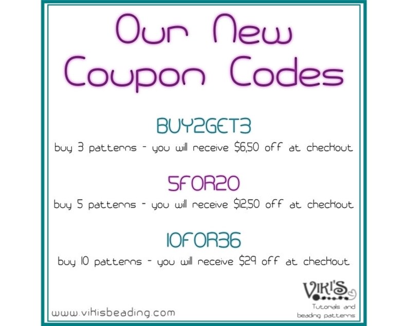 Op de afbeelding: Een roze en witte afbeelding met de tekst "Our New Coupon Codes" en drie kortingscodes: BUY2GET3, SFOR20 en IOFOR36. Elke code wordt vergezeld van een beschrijving van de korting die wordt aangeboden voor de aankoop van een bepaald aantal patronen. De afbeelding bevat ook het websiteadres www.vikisbeading.com en een logo voor "Viri's Tutorials and Beading Patterns".