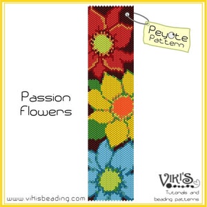Puede incluir: Un patrón de abalorios en punto de peyote para un brazalete con tres flores de colores. Las flores son rojas, amarillas y azules. El patrón está etiquetado como "Passion Flowers" y "Peyote Pattern".