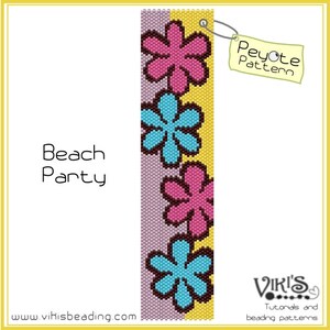 Op de afbeelding: Een peyote-steek kralenpatroon voor een armband met een strandfeestthema. Het patroon bevat een reeks kleurrijke bloemen in roze, blauw en geel.