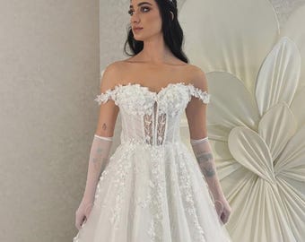 3D Floral Appliqué Wedding Dress: Layered Lace & Tulle Bridal Gown