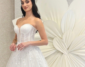 Glitter Tulle A-Line Wedding Dress: 3D Lace Strapless Corset Gown