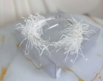 Diadème de mariée luxueux en cristal orné de plumes