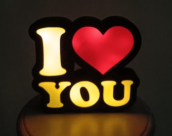 Caja de luz impresa en 3D con la frase "Te amo", diseñada por MK e impresa en 3D por Hermosa3DP.