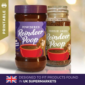 Peut inclure: Deux pots de café instantané avec des étiquettes qui disent "Powdered Reindeer Poop" et "Freeze Dried Reindeer Poop". Les pots sont sur une surface blanche avec un arrière-plan flou de lumières de Noël.