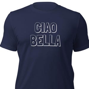 Camiseta CIAO BELLA – Estilo italiano aconchegante, presente fofo para ela, camiseta unissex macia, blusa minimalista marcante
