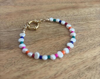 Colorful Beaded Pearl Bracelet – Boho Summer Bracelet with Freshwater Pearls & Gold Clasp