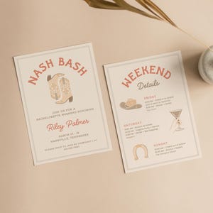 Puede incluir: Dos tarjetas de color crema con texto rojo y marrón. La primera tarjeta tiene un dibujo de un par de botas de vaquero y el texto "NASH BASH" y "JOIN US FOR A BACHELORETTE WEEKEND HONORING Riley Palmer MARCH 14-15 NASHVILLE, TENNESSEE PLEASE RSVP TO JESS BY FEBRUARY 1 AT (615) 555-7890". La segunda tarjeta tiene el texto "WEEKEND Details FRIDAY 4:00 PM - Check in to Airbnb 12:34 PM - Meet in Nashville 6:00 PM - Dinner + Drinks The Perch SATURDAY 11:00 AM - Brunch at Airbnb 12:30 PM - Lingerie Party + Games 6:30 PM - Dinner + Bar Hopping Hopper's SUNDAY 10:00 AM - Check out of Airbnb 10:30 AM - Brunch + Bloody The Hampton Social".