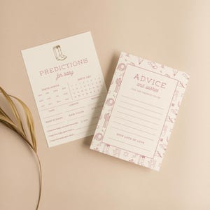K&ouml;nnte beinhalten: Zwei cremefarbene Babyparty-Karten mit Western-Motiv. Auf einer Karte steht "Vorhersagen f&uuml;r das Baby" und auf der anderen "Ratschl&auml;ge und W&uuml;nsche f&uuml;r die werdenden Eltern". Beide Karten haben rosa Text und Illustrationen von Cowboy-Stiefeln, Kakteen und Sternen.