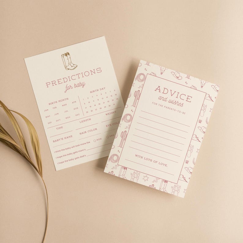 K&ouml;nnte beinhalten: Zwei cremefarbene Babyparty-Karten mit Western-Motiv. Auf einer Karte steht "Vorhersagen f&uuml;r das Baby" und auf der anderen "Ratschl&auml;ge und W&uuml;nsche f&uuml;r die werdenden Eltern". Beide Karten haben rosa Text und Illustrationen von Cowboy-Stiefeln, Kakteen und Sternen.
