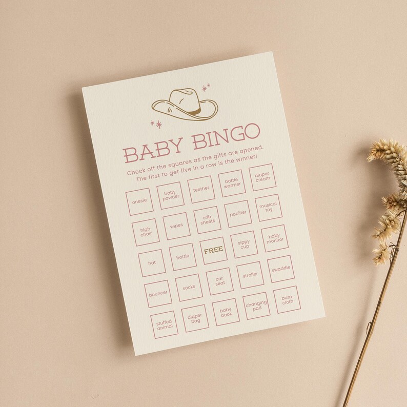 K&ouml;nnte beinhalten: Eine cremefarbene Baby-Bingo-Spielkarte mit einer Cowboyhut-Grafik. Der Text lautet "Baby Bingo" und enth&auml;lt eine Liste von Babyartikeln zum Abhaken. Die Karte ist f&uuml;r ein Babyparty-Spiel gedacht.