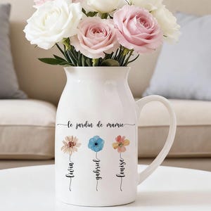 Puede incluir: Un letrero de madera rústica con la frase "Welcome to our home" en letras blancas. El letrero presenta un acabado envejecido y un diseño sencillo y acogedor, perfecto para la decoración de la entrada.