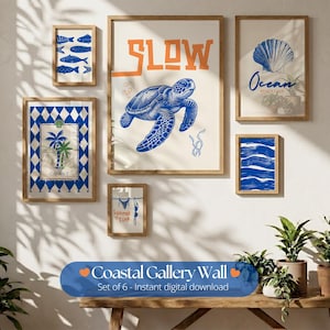 Puede incluir: Un conjunto de seis impresiones enmarcadas con temática costera. Las obras de arte incluyen imágenes de peces, una tortuga, una concha y olas, todas en tonos azules. La palabra "SLOW" está en naranja. Descarga digital instantánea.