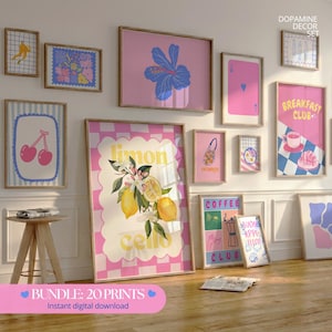 Op de afbeelding: Een verzameling ingelijste kunstprints in verschillende maten en ontwerpen. De prints tonen illustraties van citroenen, kersen, bloemen en abstracte vormen, met een kleurenpalet van roze, blauw en geel. De tekst "BUNDLE: 20 PRINTS" is zichtbaar.