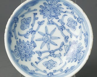 A 19th Century Chinese Antique Blue and White Floral Saucer Plate - Qing Dynasty