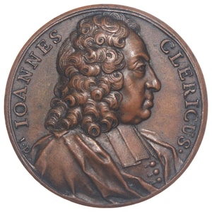 Puede incluir: Una medalla de bronce con el retrato de un hombre con el pelo largo y rizado. La inscripción alrededor del retrato dice "D. IOANNES CLERICUS."