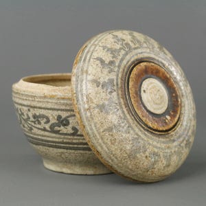 Antigua caja de cerámica tailandesa Sawankhalok con diseño floral / Jarra con tapa esmaltada marrón / Cerámica coleccionable pintada a mano de los siglos XIV al XVI