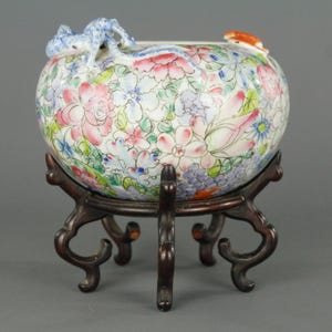 Antike chinesische ""Millifleur"" Blumen-, Drachen- & Fledermaus-Porzellanvase mit Ständer - Späte Qing Dynastie / ROC."