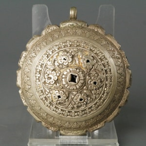 Fine Antique Malay Peninsula Silver Betel Box / Tobacco Box with Floral Designs