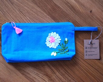 Trousse de maquillage bleue faite à la main, fabriquée de manière équitable, brodée d'une fleur en ruban de soie, en coton biologique GOTS, trousse de maquillage
