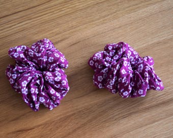 Chouchou violet confectionné à partir de saris recyclés – violet et blanc – élastique à cheveux à imprimé floral – apporte les couleurs vibrantes de l'Inde dans votre vie.