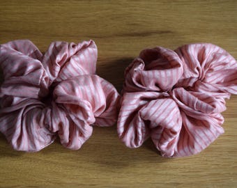 Chouchou rose confectionné à partir de tissu de sari recyclé, légèrement brillant - rose poudré - élastique à cheveux rayé - tissus colorés d'Inde