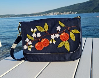 Hand-embroidered bag made of GOTS-certified cotton. Fair production. Top-end embroidery. Helps traditional craftsmanship survive.