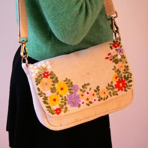 Handgemachte bestickte Tasche, Seidenband, unterstützt Frauenprojekt Indien, GOTS-Bio-Baumwolle, handbestickt, florale Tasche Blumen, fair