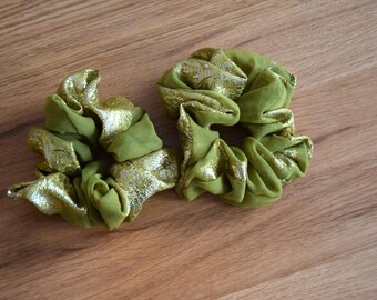 Chouchou vert fabriqué à partir de saris recyclés - vert et or - cet élastique à cheveux apporte les couleurs vibrantes de l'Inde dans votre vie comme accessoire.