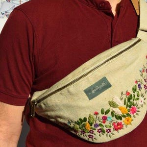 Handbestickte fairtrade Bauchtasche, GOTS Bio-Baumwolle, UNIKAT Seidenbandstickerei, handmade, nachhaltig, Gürteltasche Hüfttasche Slingbag