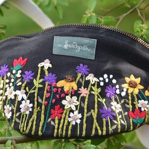 Handbestickte nachhaltige Bauchtasche, GOTS Bio-Baumwolle, fair trade, Gürteltasche Hüfttasche Slingbag Hip Bag, Blumen, handmade, cute, hip