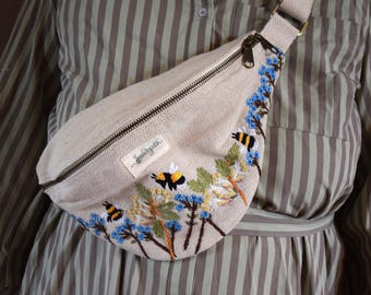 Sac banane brodé à la main avec des abeilles, fabriqué en coton biologique certifié GOTS, un cadeau artisanal dont l'achat soutient un projet pour les femmes en Inde