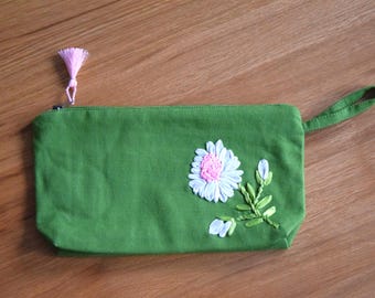 Trousse à maquillage artisanale, issue d'une production équitable et écologique, brodée d'une fleur en ruban de soie, en coton biologique certifié GOTS.
