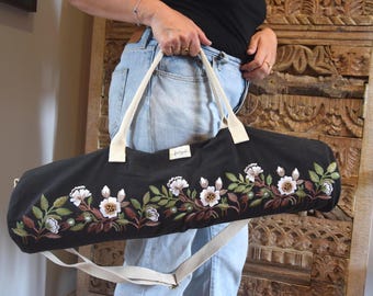 Sac de tapis de yoga brodé à la main, en coton biologique certifié GOTS, soutient un projet d'ONG en Inde, commerce équitable, durable, sac de yoga, roses