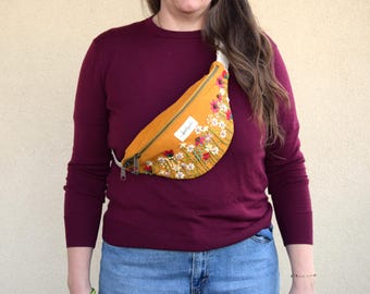 Hand-embroidered belly bag, fanny pack flower, handmade floral belly bag, sustainable produced GOTS-certified organic cotton, fair trade
