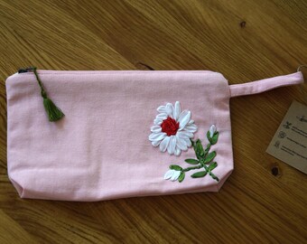 Trousse de maquillage rose faite à la main, produite de manière équitable, brodée d'une fleur en ruban de soie, coton biologique GOTS, trousse de maquillage