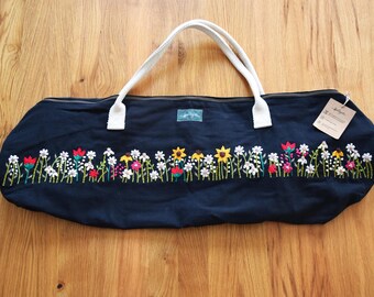 Sac de tapis de yoga noir brodé à la main, en coton biologique certifié GOTS, soutient un projet d'ONG en Inde, commerce équitable, sac de yoga, prairie fleurie