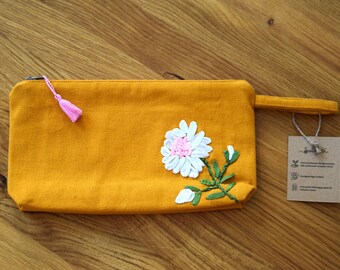 Trousse de maquillage jaune faite à la main, fabriquée de manière équitable, brodée d'une fleur en ruban de soie, en coton biologique GOTS, trousse de maquillage