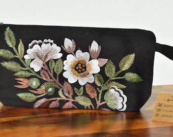 Nécessaire preta, feita à mão, de comércio justo, bordada com rosas silvestres, em algodão orgânico certificado GOTS. Ideal para cosméticos e maquiagem.