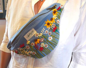 Sac banane brodé à la main avec des fleurs, fabriqué en coton biologique certifié GOTS, un cadeau artisanal dont l'achat soutient un projet pour les femmes en Inde