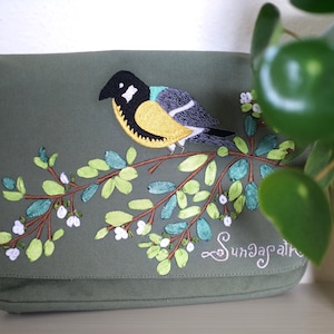 Handgefertigte Tasche, bestickt mit Blumen Blüten, GOTS zertifizierte Bio-Baumwolle, faire Produktion, hochwertig, Seidenbandstickerei, grün