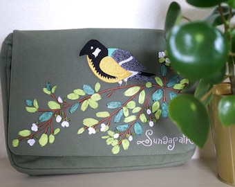Sac fait main – un bel accessoire brodé de ruban de soie, en coton biologique GOTS, commerce équitable, de haute qualité, écologique et unique, avec un motif d'oiseau.