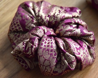 Chouchou coloré fabriqué à partir de saris recyclés - violet, or - de magnifiques tissus classiques d'Inde qui ornent vos cheveux comme un élastique.