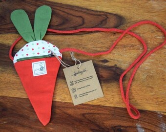 Sac bandoulière en forme de carotte pour enfants ! Fabriqué équitablement en coton biologique certifié GOTS, ce sac peut également servir de portefeuille ou de sac à bandoulière pour la rentrée scolaire.