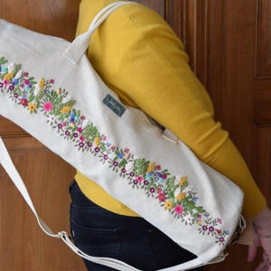 handbestickte Yogamattentasche, GOTS Bio-Baumwolle, fair trade, Seidenbandstickerei, nachhaltig, Untertstützt NGO Projekt, Yogatasche