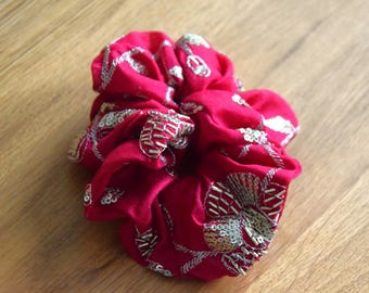 Chouchou coloré fabriqué à partir de saris recyclés - rose, argent - élastique à cheveux brodé de sequins argentés - style rajasthani et punjabi d'Inde