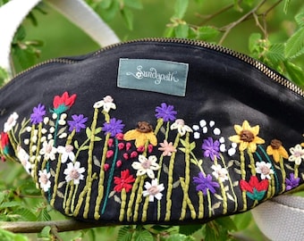 Hand-embroidered belly bag, fanny pack flower, handmade floral belly bag, sustainable produced GOTS-certified organic cotton, fair trade