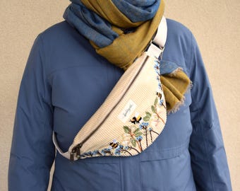 Sac banane beige brodé à la main, en velours côtelé et coton biologique, un cadeau artisanal ; son achat soutient un projet pour les femmes en Inde.