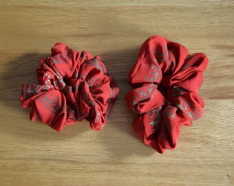 Chouchou rouge confectionné à partir de tissu de sari recyclé, légèrement brillant - rouge et or - élastique à cheveux imprimé au bloc - tissus colorés d'Inde