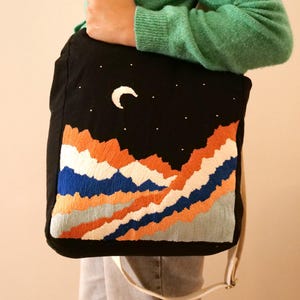 Handbestickte Tragetasche, GOTS-Bio-Baumwolle, hochwertig, nachhaltig, fair. Unterstützt NGO-Projekt. Stickerei, fair trade, Hippie, Boho