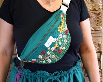 Sac banane brodé à la main avec des fleurs, fabriqué en coton biologique certifié GOTS, un cadeau artisanal dont l'achat soutient un projet pour les femmes en Inde